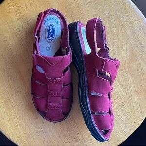 Dr. Scholl’s burgundy suede leather fisherman sandals